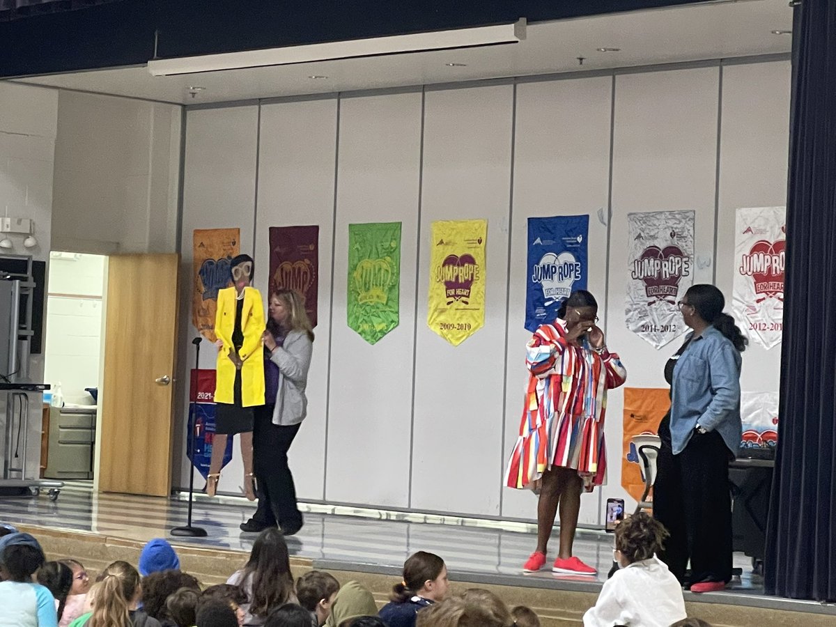 cmcgee200's tweet photo. When you’re at @mrhelemschool you start your Friday with gathering and taking time to celebrate national principals month. Thank you for leading Mrs. Elam. #mrhstrong https://t.co/bNpUPB0TPZ