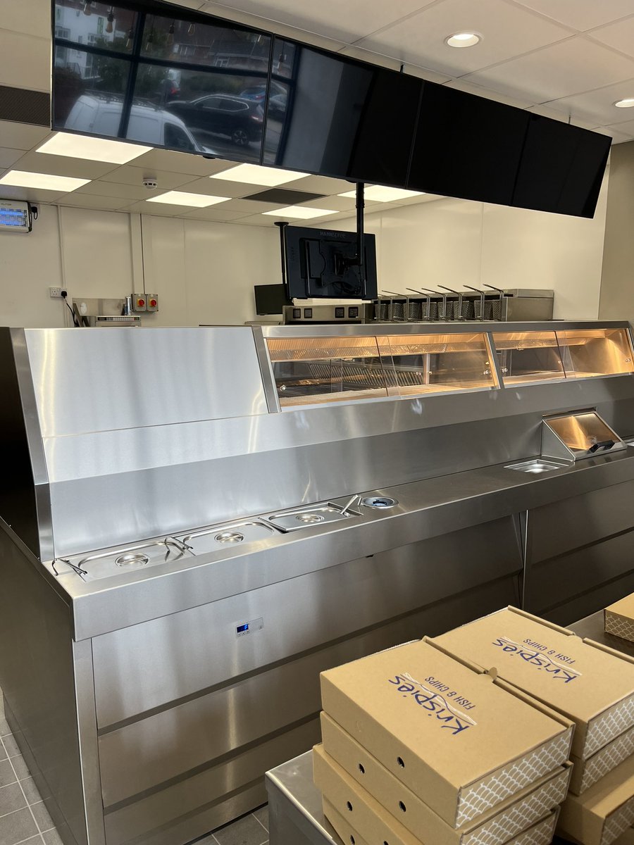TomKFE's tweet photo. All hands on deck today @KrispiesExmouth new shop in #exeter training on their new @KFELtd range! Big 7 pan L-shape with Adieu grill 🤩 They’re always so hospitable and I’m sure it’s going to be another very successful site #fishandchips #kiremko https://t.co/XDKISllVQe
