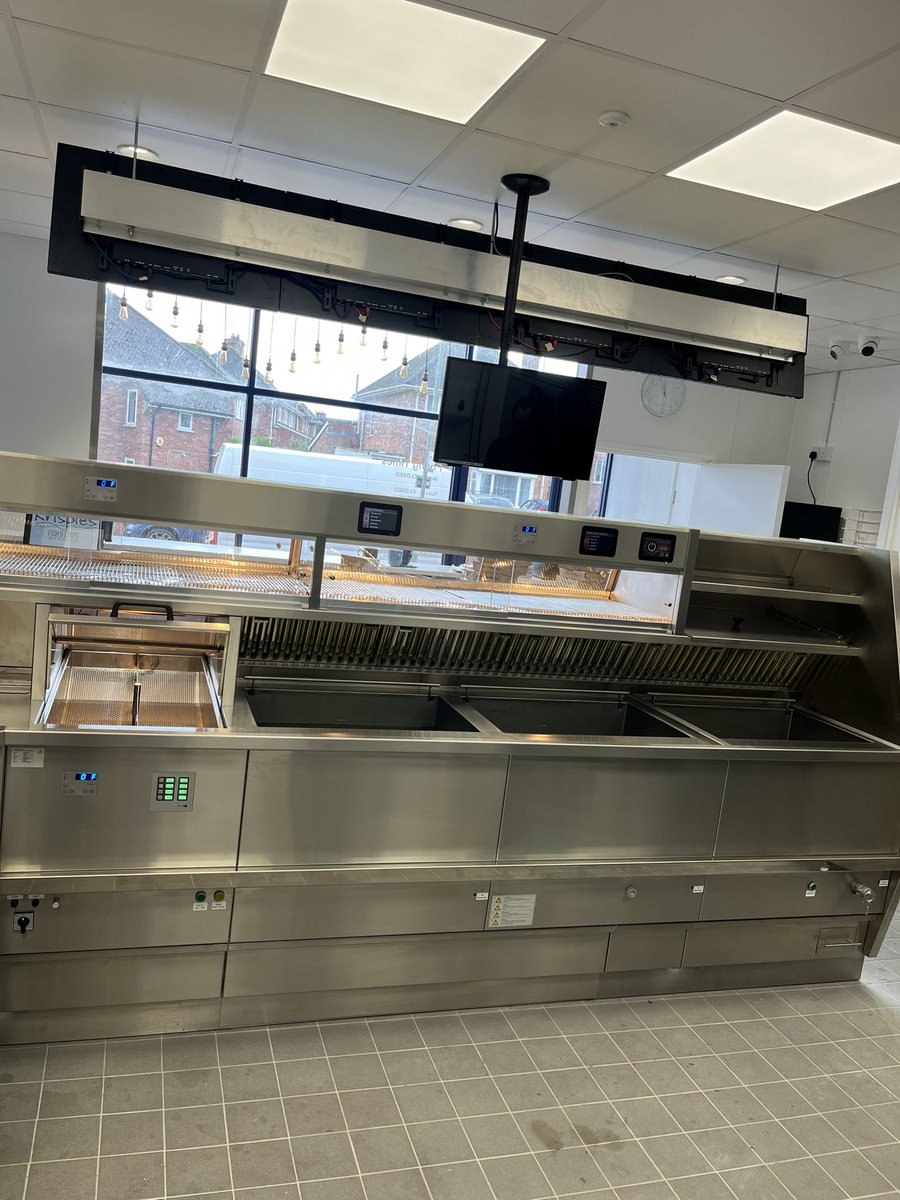 TomKFE's tweet photo. All hands on deck today @KrispiesExmouth new shop in #exeter training on their new @KFELtd range! Big 7 pan L-shape with Adieu grill 🤩 They’re always so hospitable and I’m sure it’s going to be another very successful site #fishandchips #kiremko https://t.co/XDKISllVQe