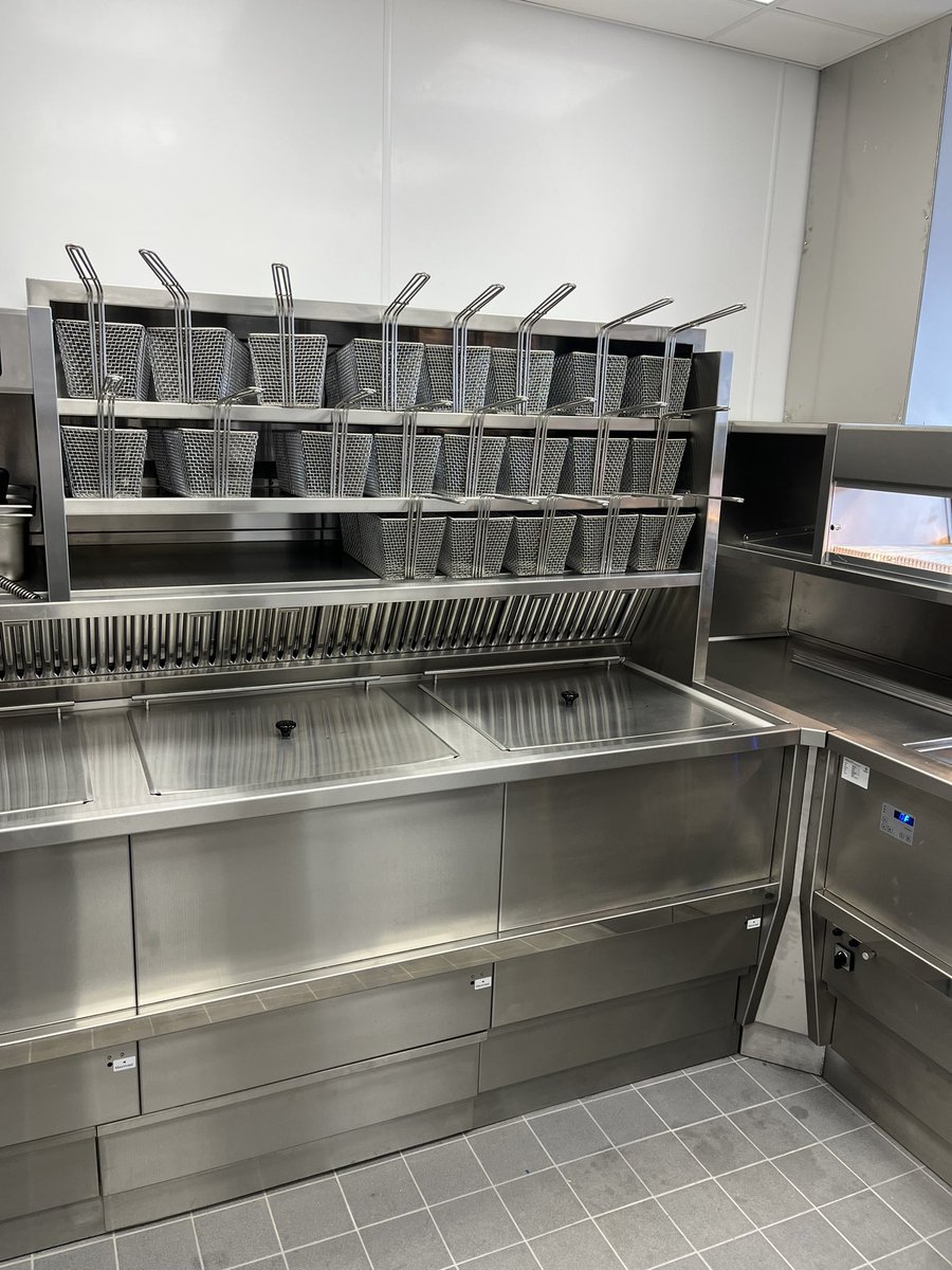 TomKFE's tweet photo. All hands on deck today @KrispiesExmouth new shop in #exeter training on their new @KFELtd range! Big 7 pan L-shape with Adieu grill 🤩 They’re always so hospitable and I’m sure it’s going to be another very successful site #fishandchips #kiremko https://t.co/XDKISllVQe