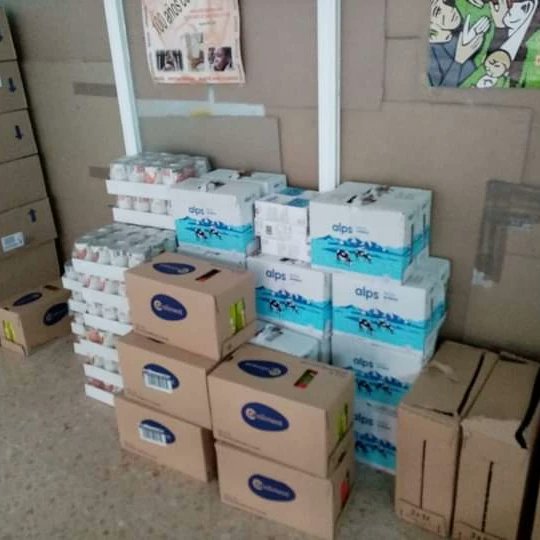 AicEspana's tweet photo. Hoy hemos recibido una visita muy especial: El club de Atletismo ASFAS BADAJOZ. Han donado alimentos de primera necesidad, tales como: zumos, leche, aceite, latas de comida para las personas sin hogar...etc. GRACIAS DE CORAZÓN https://t.co/GvSV2vBTJO