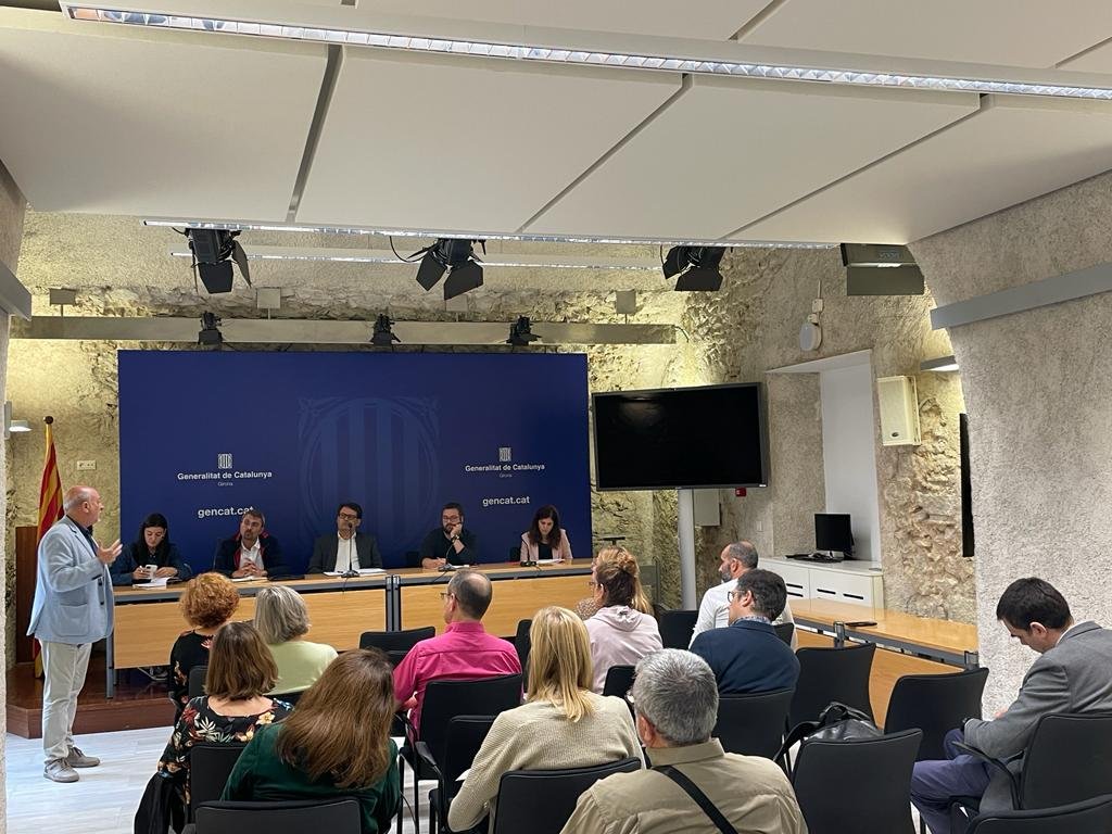 govgirona's tweet photo. 🗣️ La #delegada, @laia_co, ha destacat que "la trobada d’avui és un primer pas amb l’objectiu d'iniciar una relació més directa entre direccions de centres i agents socioeconòmics. Hi ha feina a fer: volem prestigiar l'FP i despertar vocacions entre els joves". https://t.co/pCkpI8c7dH