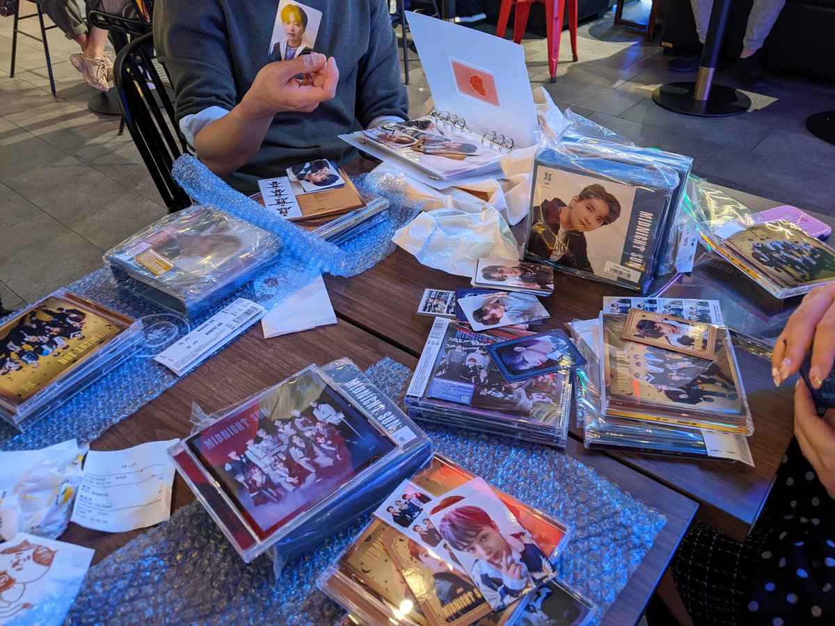 stanpinkberry's tweet photo. just a casual friday unboxing #MIDNIGHT_SUN at some foodcourt area with #SydJAM lol https://t.co/P7novhMAHr