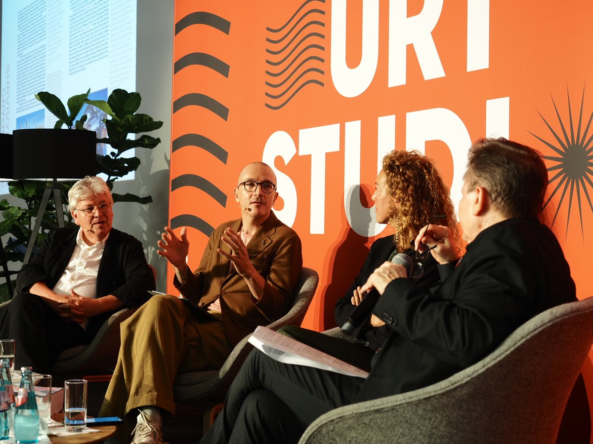 STARTSEU's tweet photo. Talks at #fmb22 about 'Antarctic Resolution' by @FoscariGiulia & @unless_org, #STARTSPrize22 winner! A formidable example of a collective effort which resulted in a book that is accessible and compelling, yet scientifically rigorous. @LarsMullerBooks @marcocendron
📷Nicolas Det https://t.co/TqYe8PoOyB