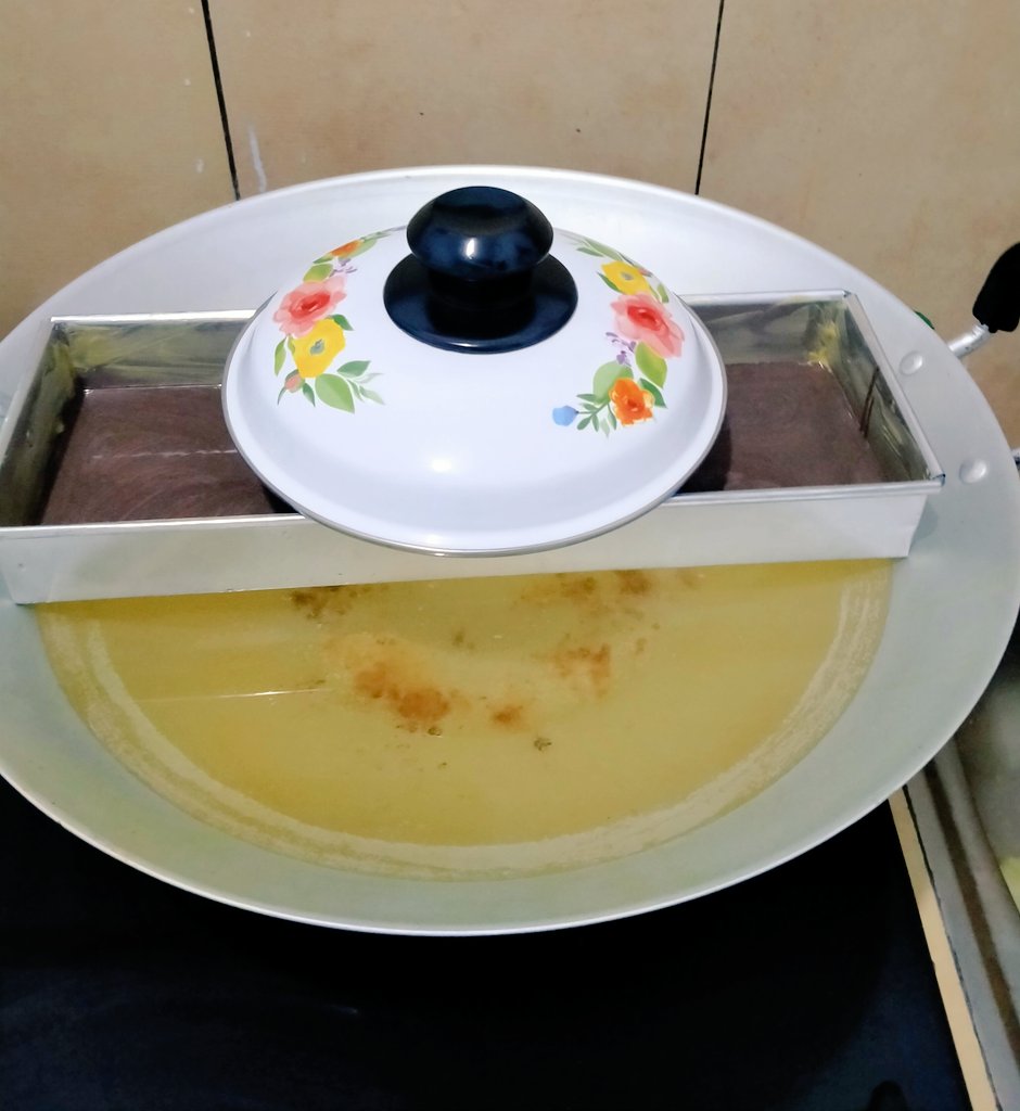 <a href="/FOODFESS2/">FESS</a> bukan gagal masak sih, ini suamiku pngen bkin bolu kukus,  beli cetakannya aj, aku bilang gada panci kukusnya, dia bilang gpp bisa di akalin. dan dia masukin air ke wajan penggorengan yg msh ada minyaknya, trus taro adonan bolunya, terus taro tutup panci kecil gini atasnya 😭😭😭