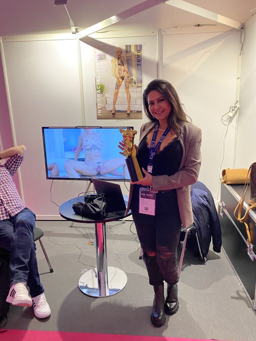 From Berlin my friend Mariska win the best international actress https://t.co/tmpVO7eg6J