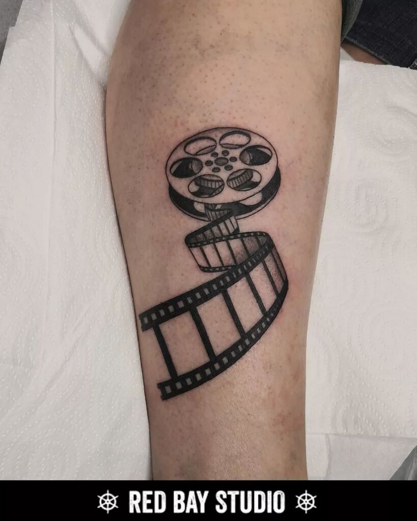 REDBAY_TATTOO's tweet photo. En esta nueva publicación os dejamos una cinta de cine que le hicimos a Belén, fue todo un placer, primera foto recién hecho, video ya curado, muchas gracias!!!

Hecho por @elroots_redbay
.
.
.
.
.
.
#filmtattoo #blackwork #blackworktattoo #blackworkarti… https://t.co/9KjtopBfhO https://t.co/0RAghxEEpe