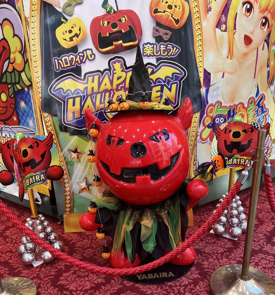 mondomascots's tweet photo. Yabaira, the demonic Jack-o’-lantern mascot of Rakuen Pachinko Parlors, is ready for Halloween. https://t.co/8aXCbf7IU4