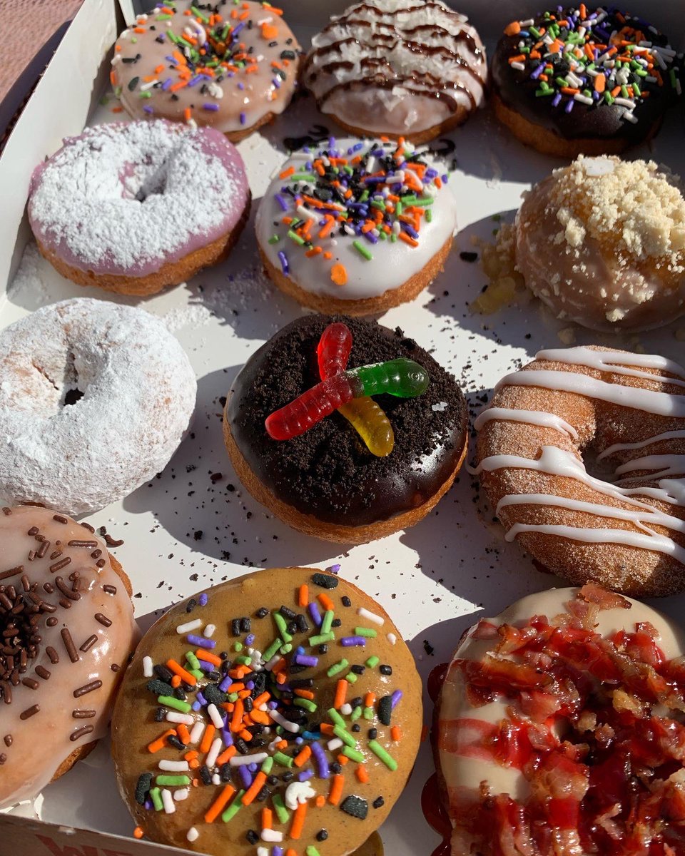 KendalsBites's tweet photo. Loving the Spooky Box from @DuckDonuts 👻 🎃 🍎 This assortment is available through October 31 and is the perfect way to celebrate spooky season 🧟‍♀️ Also grabbed a sweet cream cold brew because the coffee here is fab ☕️ https://t.co/G6wQJ0tEWz