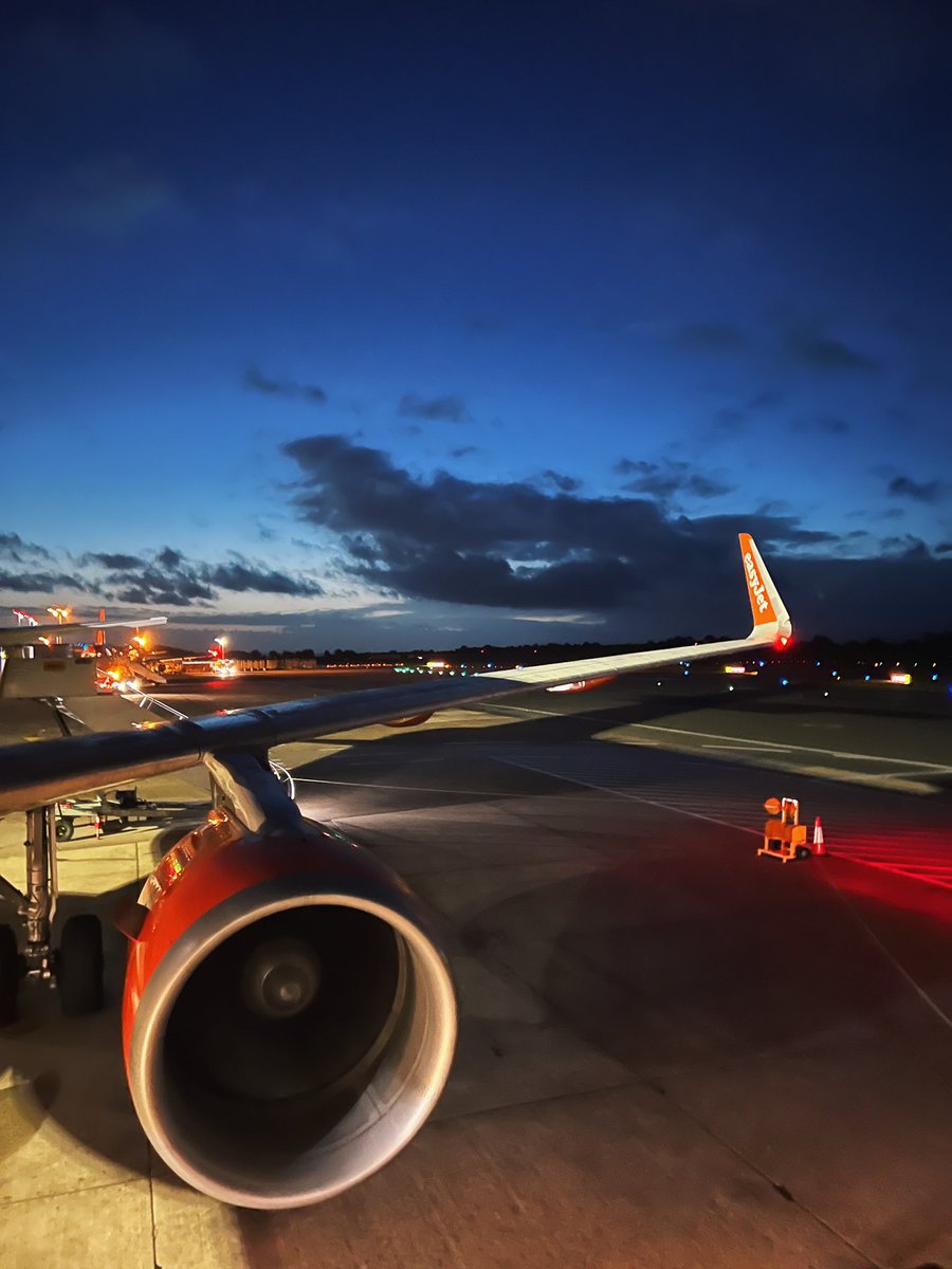 It was an early one this morning but just look at that sky 🛫