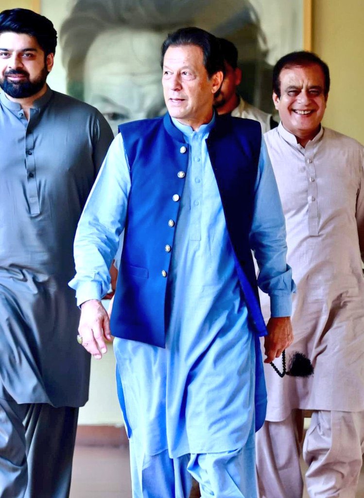 imhassanmustafa's tweet photo. عوام آج رات اپنا سوموٹو دکھائیں گے۔  ECP نے صرف IK کو نااہل نہیں کیا، بلکہ انہوں نے "بند دروازوں کے پیچھے" کیے گئے فیصلوں پر عمل کرکے پوری قوم کو نااہل قرار دینے کی کوشش کی ہے۔  اسے مکمل طور پر مسترد کر دیا گیا ہے، ہر طرف احتجاج پر نگاہ رکھیں! 

 #عمران_خان_ہماری_ریڈ_لائن https://t.co/mTbc4edUbx