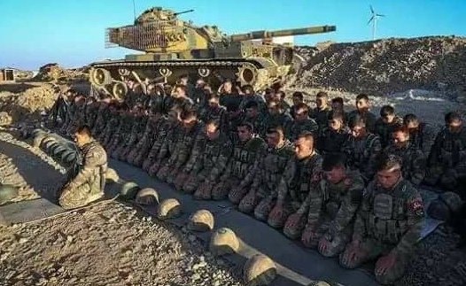 Ordumuz dünyanın en şerefli ordusudur.

TSK ONURUMUZDUR