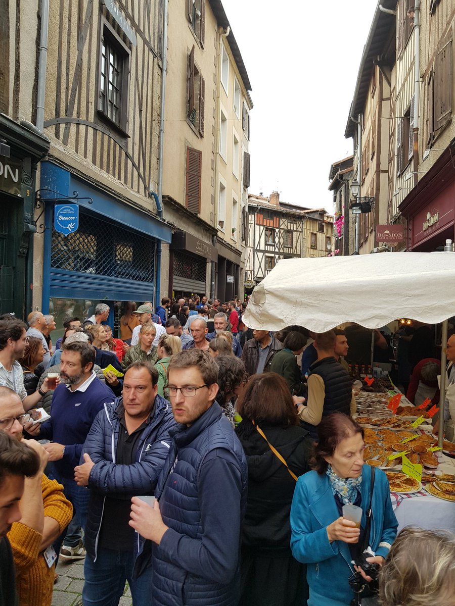 HachetDavid's tweet photo. Le gras c'est la vie ! Amitié et andouillettes ! Quel bonheur de retrouver #frairie à #Limoges https://t.co/0PfAqOKdAz