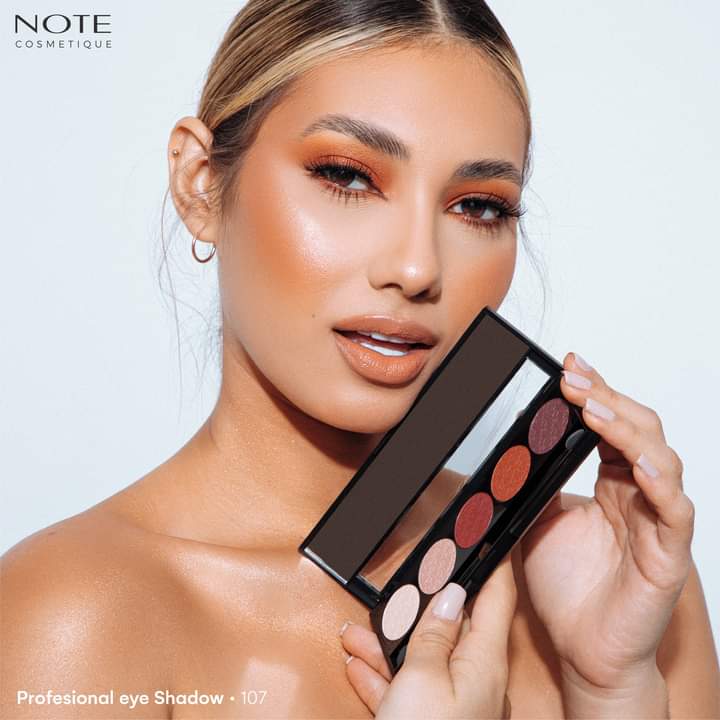 😍❤️ Además de colores vivos, hermosos y duraderos nuestra Profesional Eye Shadow contiene vitamina E que protege tus párpados. Prueba nuestra paleta y bríndale a tu mirada un aspecto más profundo. ¡Pídela por nuestra página web!⁣ notecosmetics.com.ve