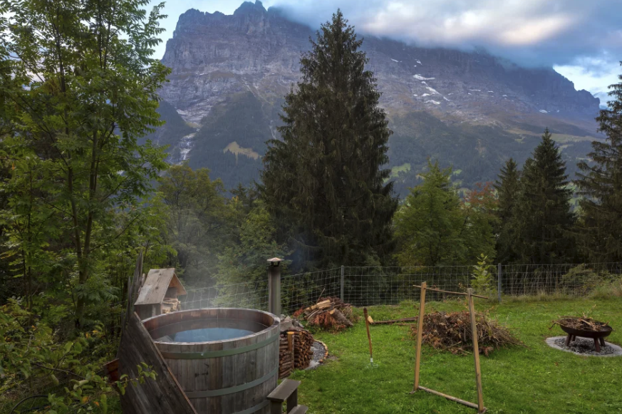 STCorpComm's tweet photo. #Schweizer #Herbst (und #SchweizerWinter): ein heisses Bad mit.. dieser #Aussicht! @GrindelwaldCH @madeinbern https://t.co/Za5STUd98W #NatureSpa #IneedSwitzerland 🍂🇨🇭🍁🚿 https://t.co/blOTNyZX7E