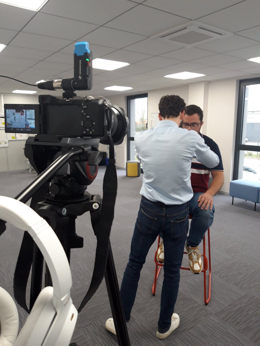 🧐 Ca bouge chez AKEOPLUS 🧐
Mercredi dernier, nous avons eu la visite d'Axel Fossier 🎥 pour des prises de vues photos et vidéos de l'équipe, des locaux, de l'ambiance régnant chez AKEOPLUS ... Un indice :🤝🕑🏝️