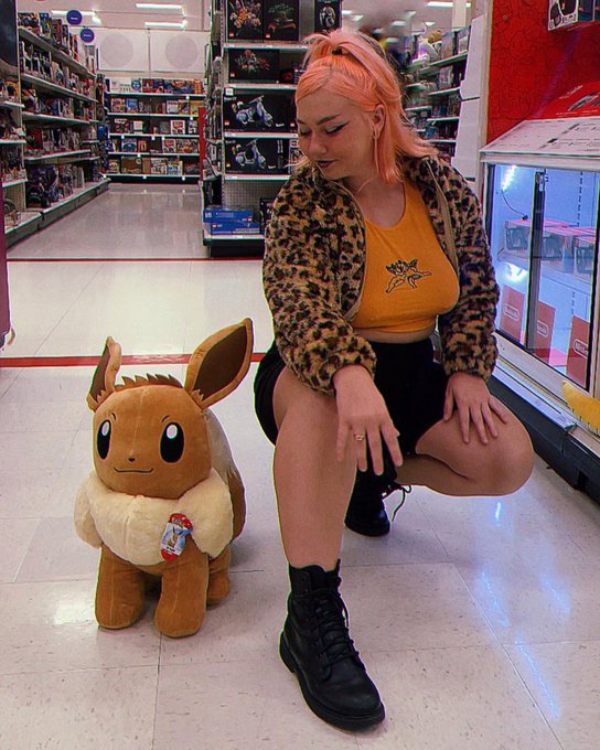 Stolen to see these life sized cuties!! #pokemon #eevee #pikachu #target @Target @TargetNews https://t<a href="/tag/pokemon"class="tags">#pokemon</a><a href="/tag/target"class="tags"><span>#target</span></a><a href="/tag/pikachu"class="tags"><span>#pikachu</span></a><a href="/tag/eevee"class="tags"><span>#eevee</span></a>