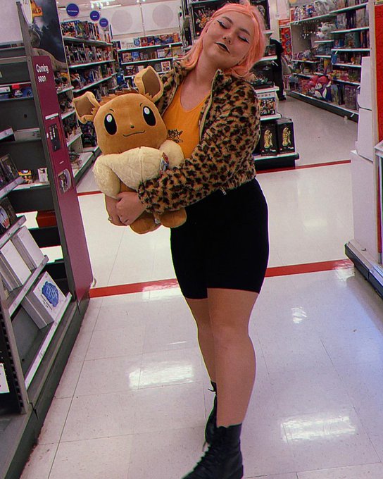 Stolen to see these life sized cuties!! #pokemon #eevee #pikachu #target @Target @TargetNews https://t<a href="/tag/pokemon"class="tags">#pokemon</a><a href="/tag/target"class="tags"><span>#target</span></a><a href="/tag/pikachu"class="tags"><span>#pikachu</span></a><a href="/tag/eevee"class="tags"><span>#eevee</span></a>