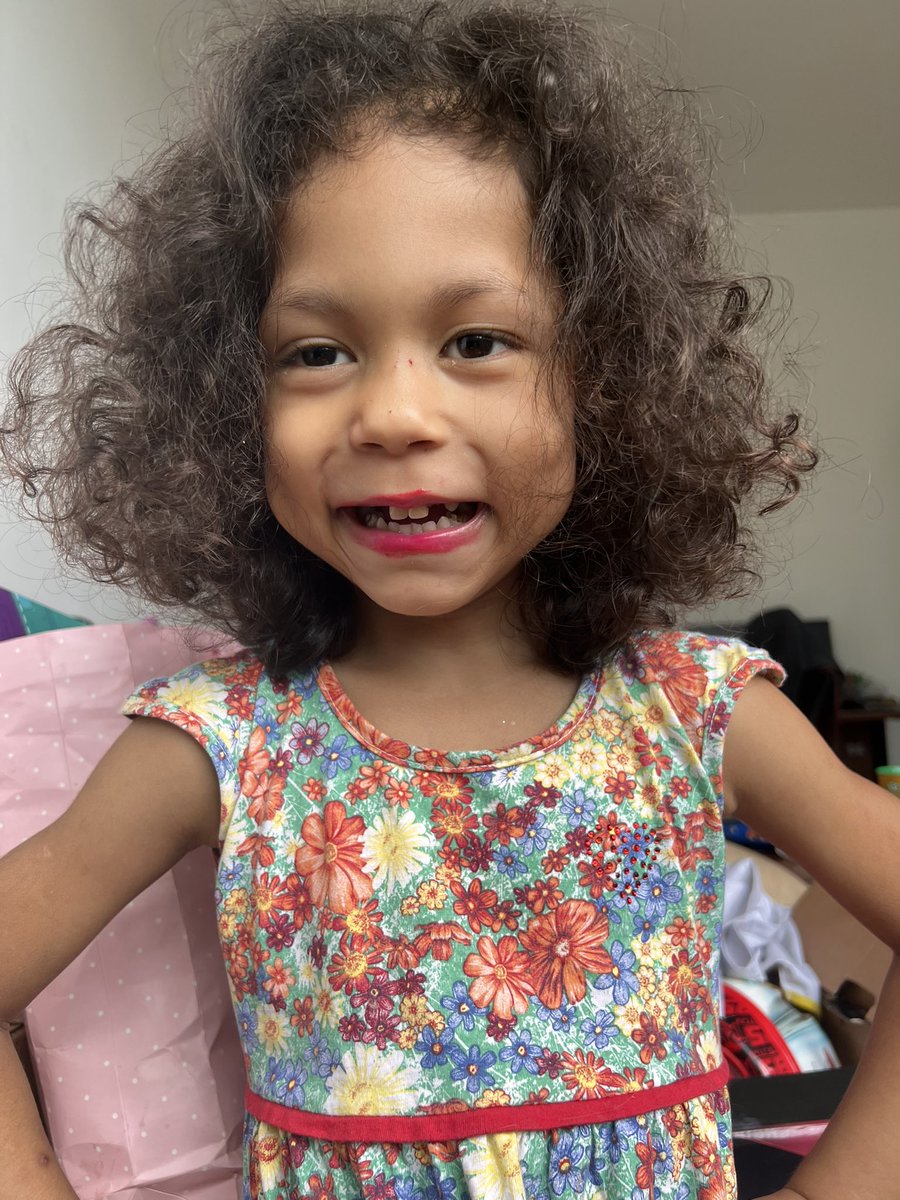 NashHoffemann's tweet photo. Vê se posso com isso !? 😻🤤

Minha princesa vaidosa igual a bisavó 
Só quer viver de batom 😂
Pra destacar melhor a janelinha 😻😻😻 https://t.co/ALfZZty0xe
