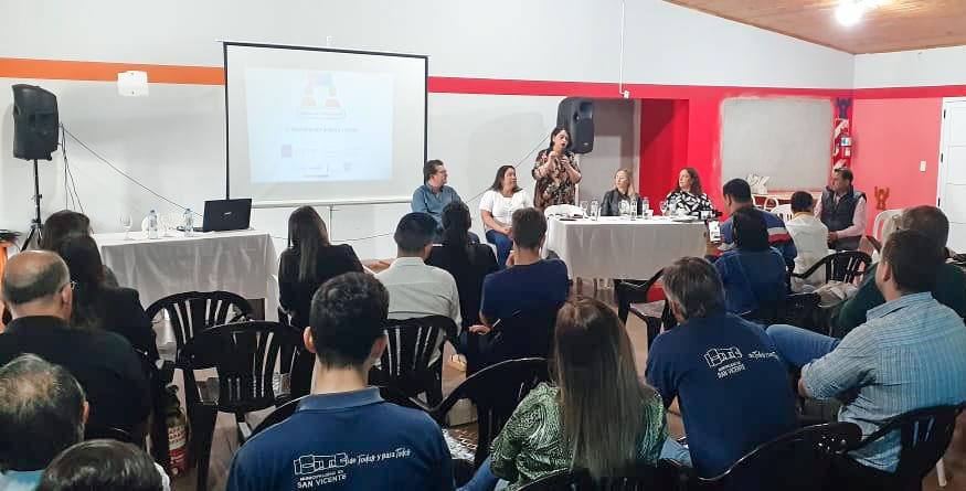 mgmisiones's tweet photo. Impulsamos más talleres para mejorar el servicio al ciudadano en todas las áreas del Min. De Gob. En #SanVicente, a través de la @MisionesSstyc con la #CámaraDeRepresentantes de #Misiones y la Fiscalía de Estado, desarrollamos la Capacitación en Regularización Dominial y Género. https://t.co/xNZPH8B9DC