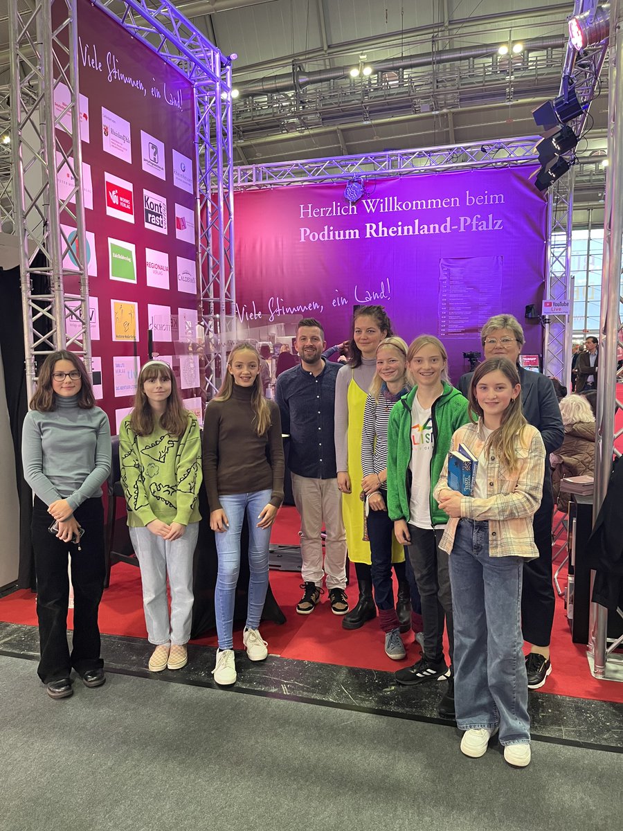 Bildung_RLP's tweet photo. Bildungsstaatssekretärin @bettinabrueck war heute zu Gast auf der @Book_Fair 😊

Mit dabei waren Autorin Lisa Krusche sowie die diesjährige Landessiegerin des @VLWettbewerb\s Rheinland-Pfalz Louana Bretz 👏🥳📚

 #bildung #lesen #vorlesen
@rlpNews https://t.co/KvwGcXJOjG