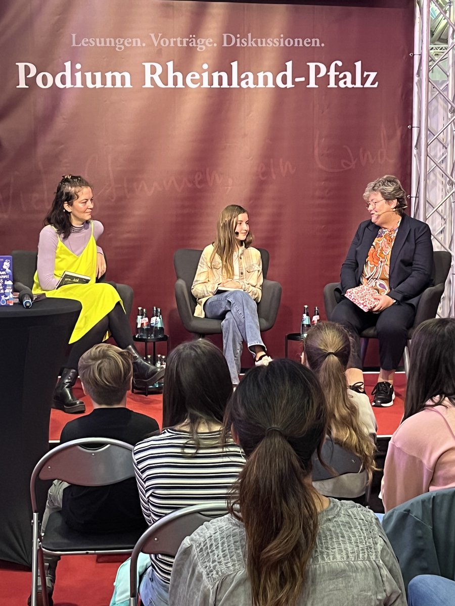 Bildungsstaatssekretärin <a href="/bettinabrueck/">Bettina Brück</a> war heute zu Gast auf der <a href="/Book_Fair/">FrankfurterBuchmesse</a> 😊

Mit dabei waren Autorin Lisa Krusche sowie die diesjährige Landessiegerin des <a href="/VLWettbewerb/">Vorlesewettbewerb</a>\s Rheinland-Pfalz Louana Bretz 👏🥳📚

 #bildung #lesen #vorlesen
<a href="/rlpNews/">Landesregierung Rheinland-Pfalz</a>