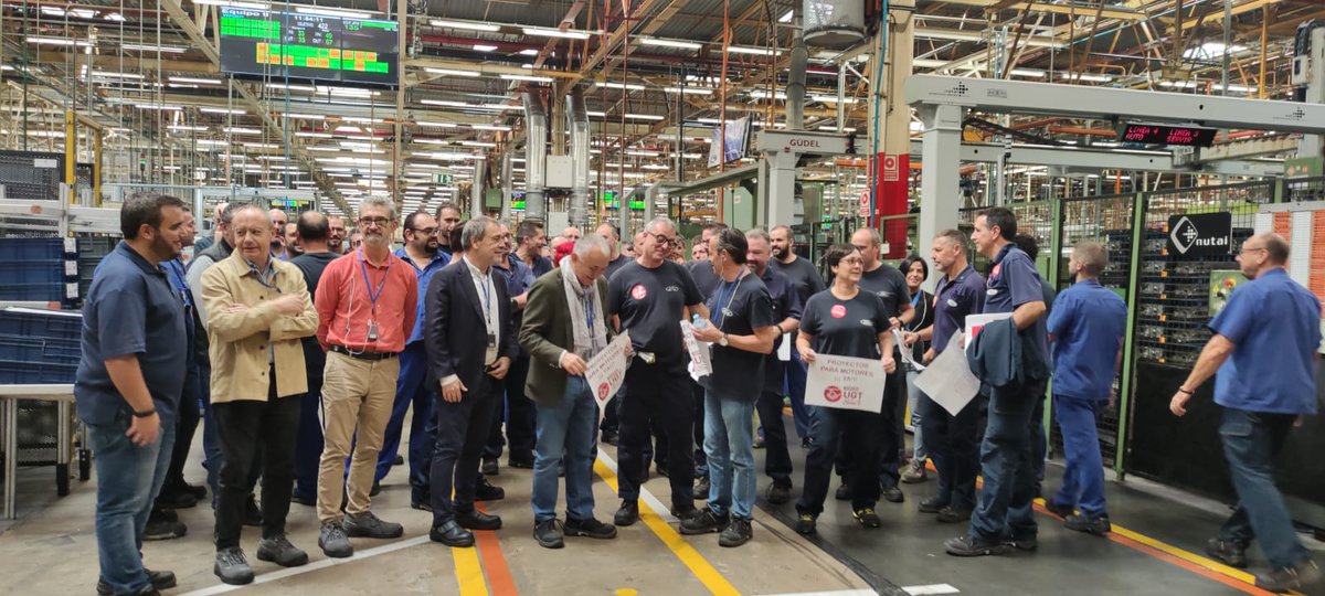 SG_UGT's tweet photo. Hoy, acompañado de Mariano Hoya, hemos estado en @FordSpain en Almussafes

🚘 Hemos visitado la planta, reunido con la dirección y con la sección sindical de @UgtFord

🤝🏼La accion sindical comprometida ha conseguido mantener el empleo y garantizar inversiones de futuro https://t.co/LrnxBnfSul