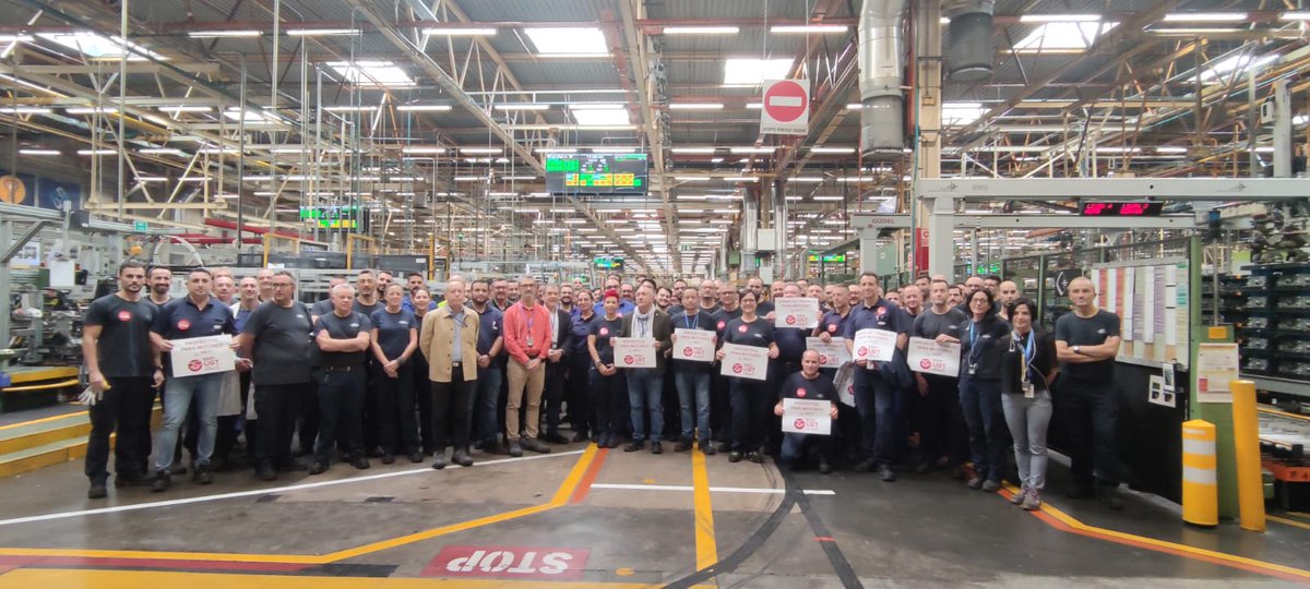 SG_UGT's tweet photo. Hoy, acompañado de Mariano Hoya, hemos estado en @FordSpain en Almussafes

🚘 Hemos visitado la planta, reunido con la dirección y con la sección sindical de @UgtFord

🤝🏼La accion sindical comprometida ha conseguido mantener el empleo y garantizar inversiones de futuro https://t.co/LrnxBnfSul
