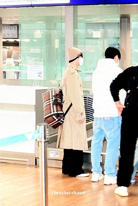 haknyeon said there’s nothing much in his bag today…it’s just fashion 😭😭😭 i know that’s right