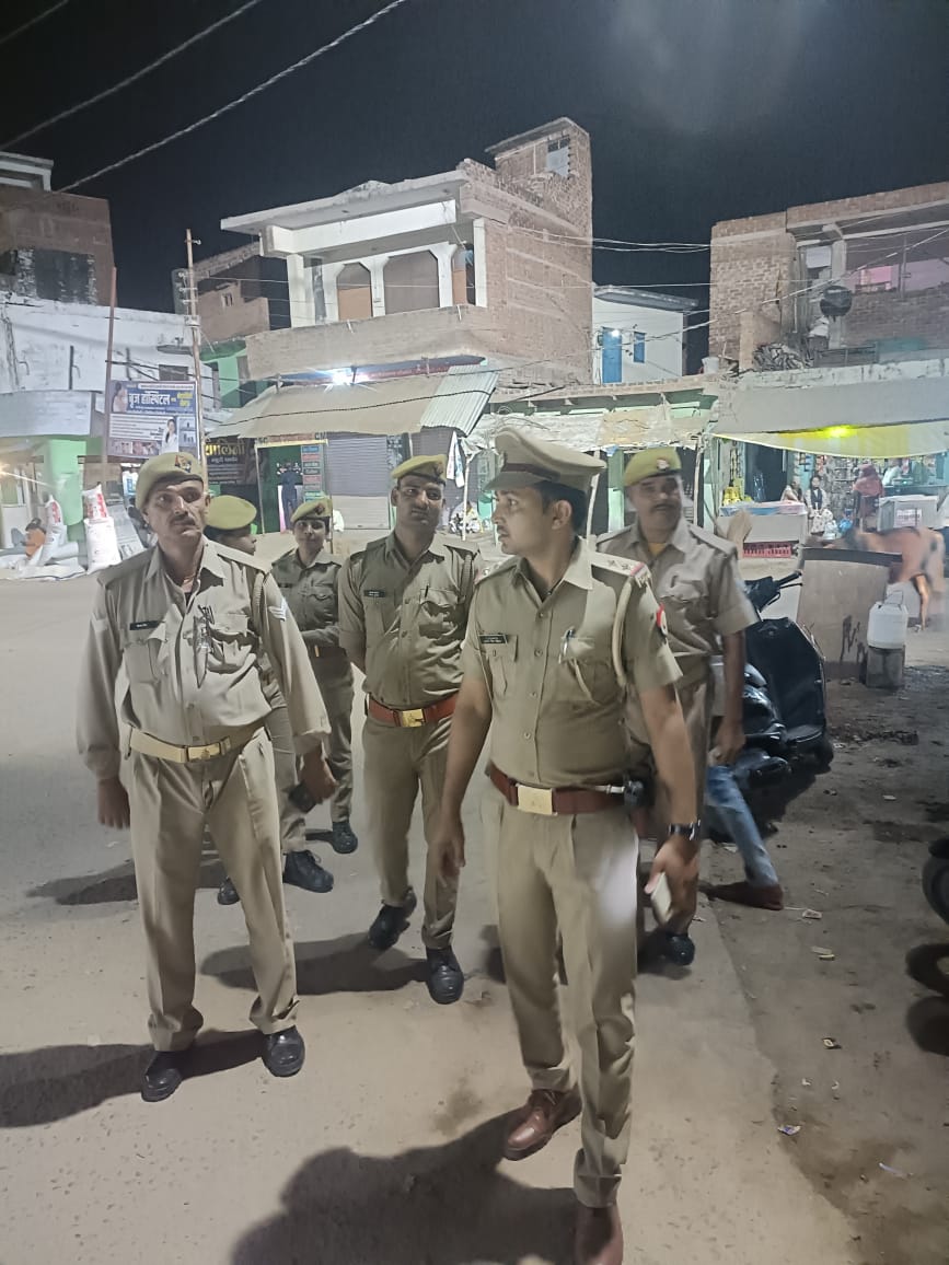 #Auraiya_Police थाना कुदरकोट पुलिस द्वारा आगामी त्यौहारों के दृष्टिगत कानून व्यवस्था को प्रभावी एवं सुदृढ़ बनाये रखने हेतु थाना क्षेत्र के भीड-भाड वाले स्थानों पर पैदल गस्त व जनता के साथ संवाद कर लोगों को सुरक्षा का एहसास दिलाया गया।#FOOT_PATROLLING