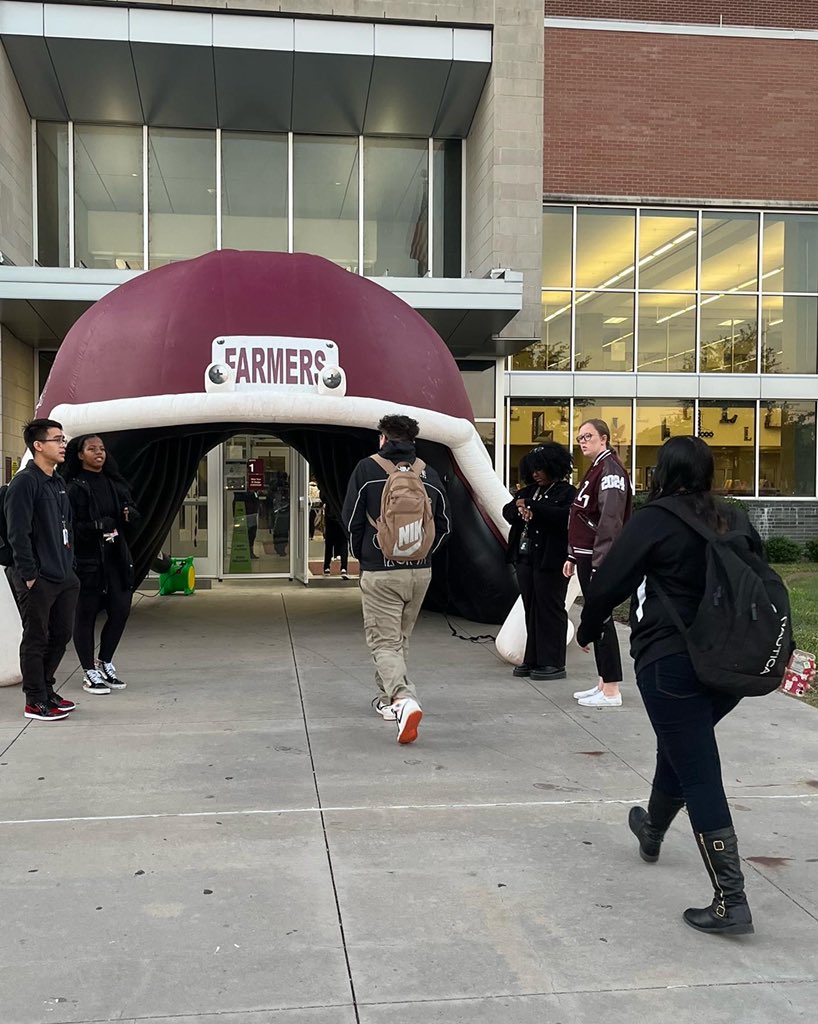 lewisvillestuco's tweet photo. Having a great time greeting everyone this morning of Battle of the Axe! #beatmarcus #lhsstuco https://t.co/fXv2ZSF5Bi