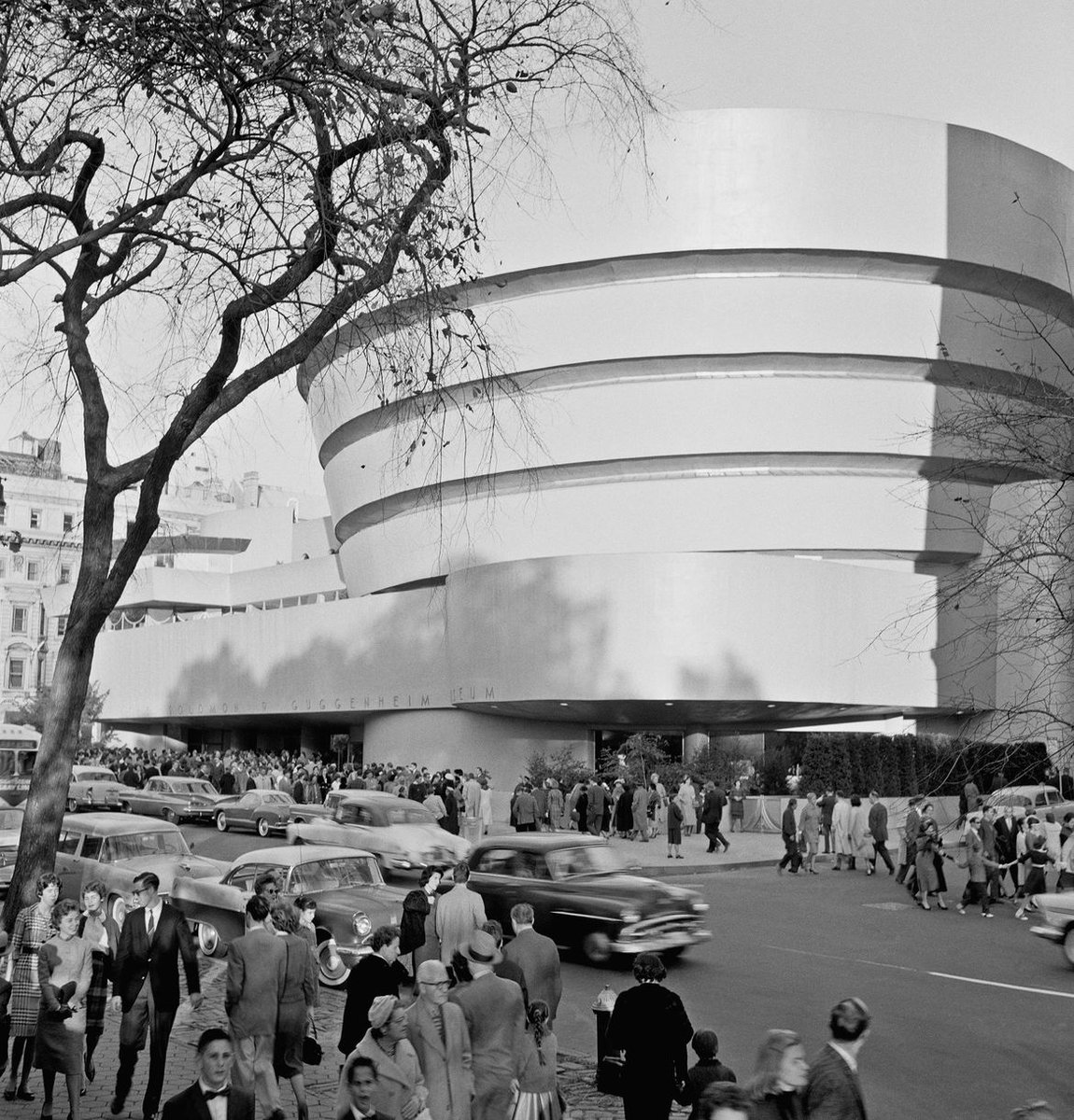 IT'S OUR BIRTHDAY! 🎂🎉🥳🎈 On this day in 1959, the doors opened to the Solomon R. Guggenheim Museum. Look at that line! Over 3,000 people waited in line to get in. 🥰 ___ Pictured: Opening day, Solomon R. Guggenheim Museum, New York, October 21, 1959. Photo by Robert E. Mates.