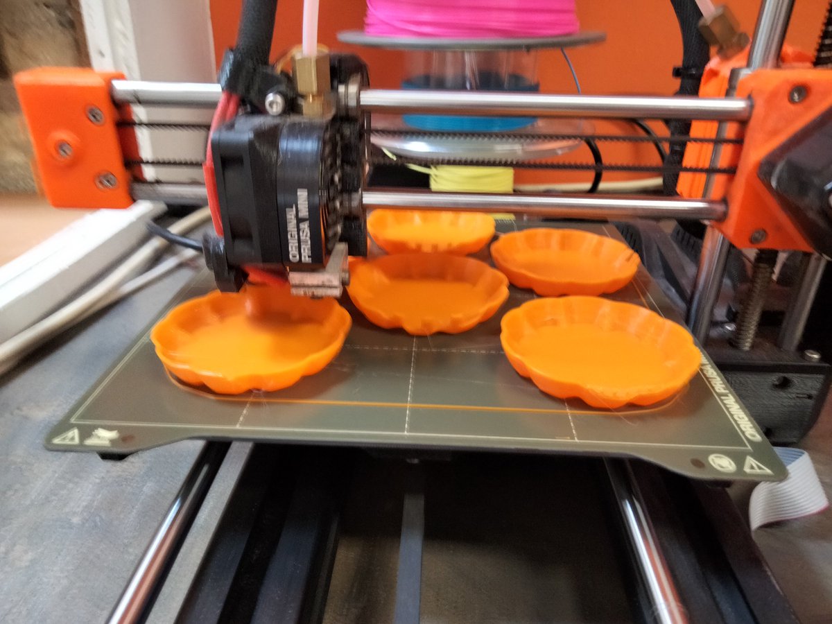 holanube7's tweet photo. Se acerca #Halloween y las impresoras #3D #prusa #witbox están funcionando sin descanso. Los alumnos están muy ilusionados con su trabajo #steam #diseño #russafa https://t.co/zunEz4J91e