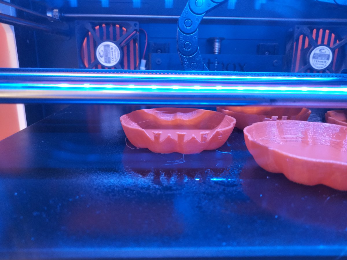 holanube7's tweet photo. Se acerca #Halloween y las impresoras #3D #prusa #witbox están funcionando sin descanso. Los alumnos están muy ilusionados con su trabajo #steam #diseño #russafa https://t.co/zunEz4J91e