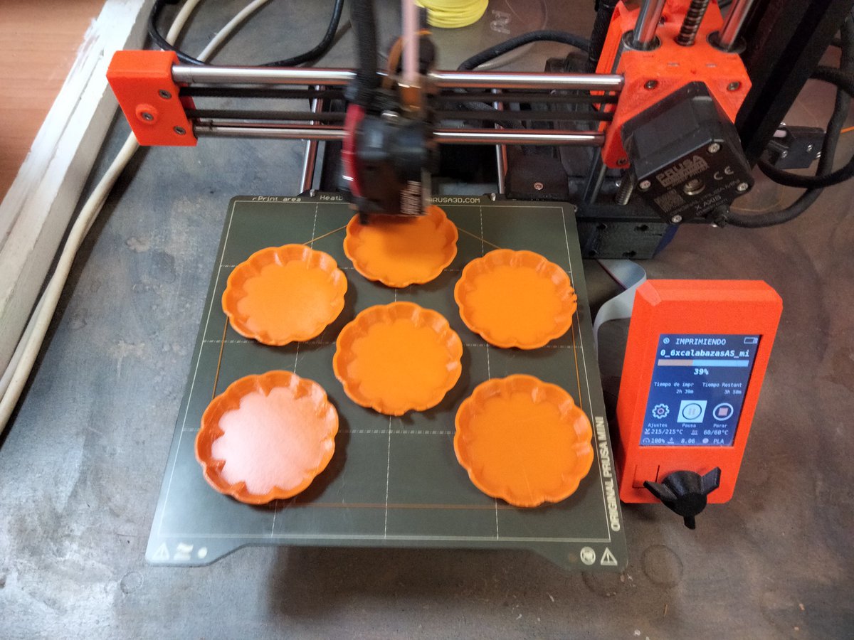 holanube7's tweet photo. Se acerca #Halloween y las impresoras #3D #prusa #witbox están funcionando sin descanso. Los alumnos están muy ilusionados con su trabajo #steam #diseño #russafa https://t.co/zunEz4J91e
