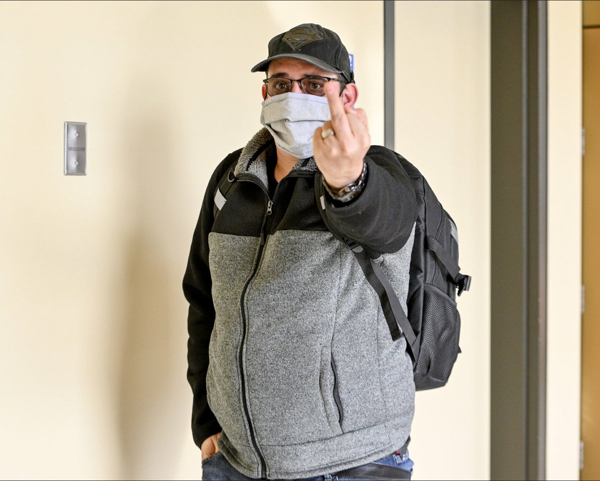 Éric Paquin-Carbonneau, qui a agressé sa belle-fille à + de 1000 reprises alors qu’elle était ado, a écopé de de 8 ans d’incarcération hier au palais de justice de St-Jérôme. 

Il a tenu à saluer notre photographe avant de prendre le chemin de la prison. 

journaldemontreal.com/2022/10/20/8-a…