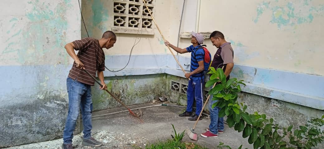 ORTINTiApure's tweet photo. #EnApure | Comprometidos en seguir la lucha por nuestros campesinos y campesinas, nos encontramos recuperando las instalaciones de la Oficina Regional de Tierras, gracias a la cooperación de los trabajadores y trabajadoras de esta sede.
#EstaTierraEsNuestroFuturo https://t.co/aRDy8VqR2u