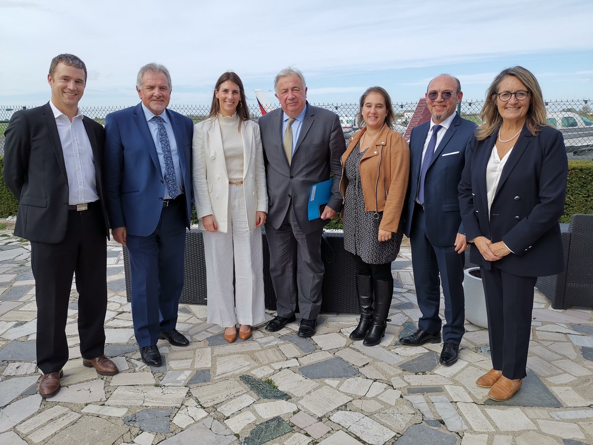 Avec <a href="/gerard_larcher/">Gérard Larcher</a> <a href="/sophieprimas/">Sophie Primas</a>, rencontre de @AuroyVanessa, Maire de <a href="/Ville_Toussus/">Ville de Toussus le Noble</a>, et plusieurs élus pour échanger sur l'actualité de la commune:disparition annoncée de la #CVAE,aérodrome,plan d'exposition au bruit, ligne 18.
De forts enjeux pour une commune de cette taille