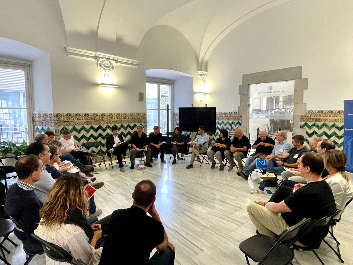 govgirona's tweet photo. 🗣️ La #delegada, @laia_co, ha destacat que "la trobada d’avui és un primer pas amb l’objectiu d'iniciar una relació més directa entre direccions de centres i agents socioeconòmics. Hi ha feina a fer: volem prestigiar l'FP i despertar vocacions entre els joves". https://t.co/pCkpI8c7dH