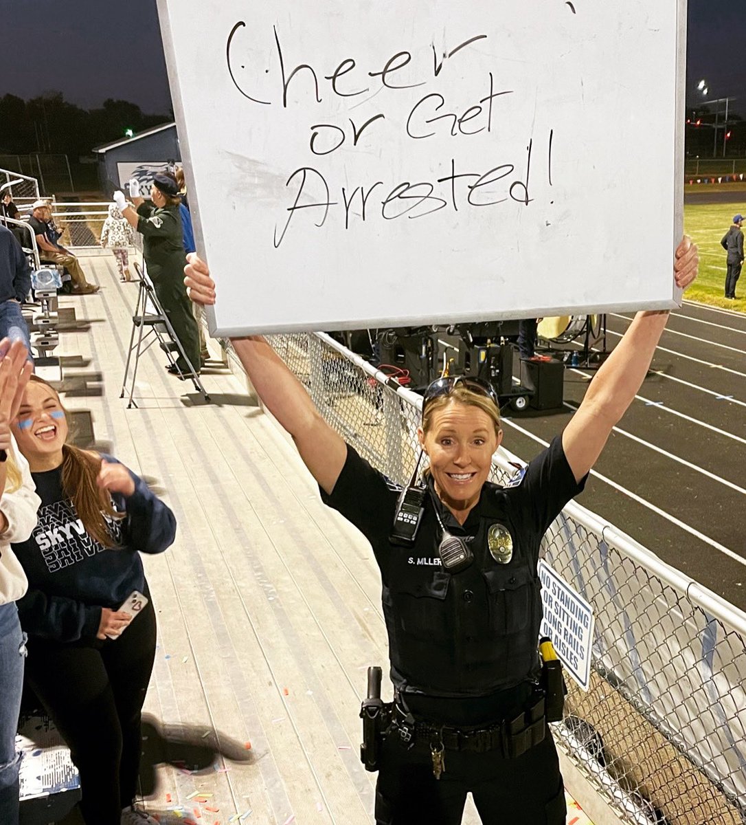 NampaPolice1's tweet photo. 🏈Skyview High School SRO Sally Miller has school spirit…
and a great sense of humor!
Hopefully you’ll be out cheering for the Hawks tonight when they play Bishop Kelly at home. If you aren’t cheering loud, you might end up in the pokey!
#SchoolSpirit #GOHAWKS #NPDSRO #FunAtWork https://t.co/jxTnEMpXSg