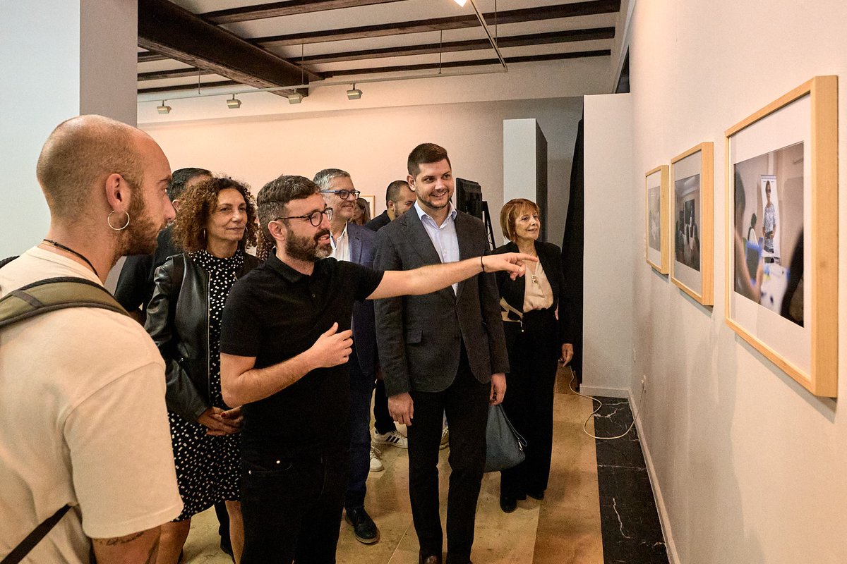 La Sala Coll Alas va acollir ahir l'obertura de l'exposició f'La Cáritas del Segle XXI', que consta de més d'una trentena d'imatges realitzades per Oltra durant el darrer any en les quals s'expliquen els projectes socials de Cáritas. Pots visitar-la fins el 20 de novembre.