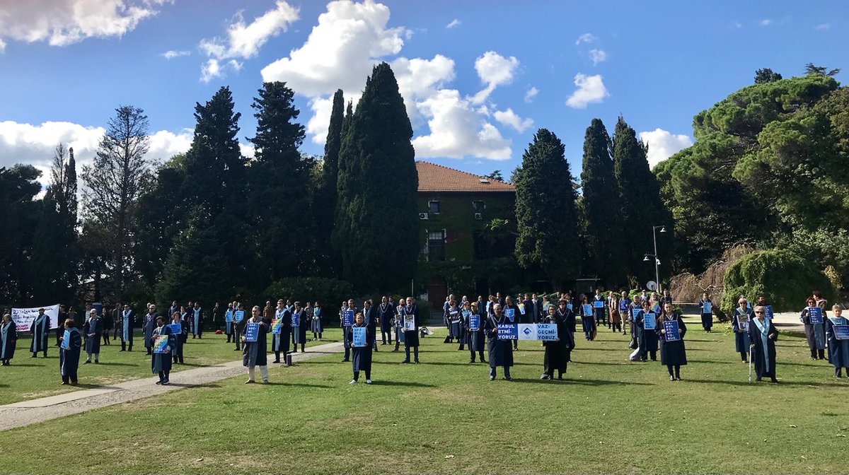 Bugün böyle kalabalık, meydanda olmak güzeldi. Haksızlığa karşı bir refleks gibi başlayan bu duruş ve irade devam ediyor! Bu denli diğerkam ve çalışkan insanlarla aynı kurumda olduğum için gururluyum. Meydandaki alkışlar kulağınızda çınlasın… #KabulEtmiyoruzVazgeçmiyoruz