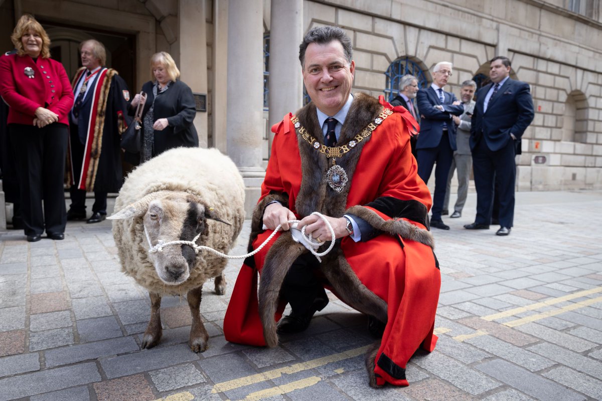 glaziershall's tweet photo. As a Livery building we are fortunate enough to get involved in events throughout the year that honour the heritage of the movement. Just one such occasion was the Sheep Drive across London Bridge last month. Thanks to @SheepDriveLDN for the pics. #SheepDrive #LiveryFair #London https://t.co/ueW5l6Ueav