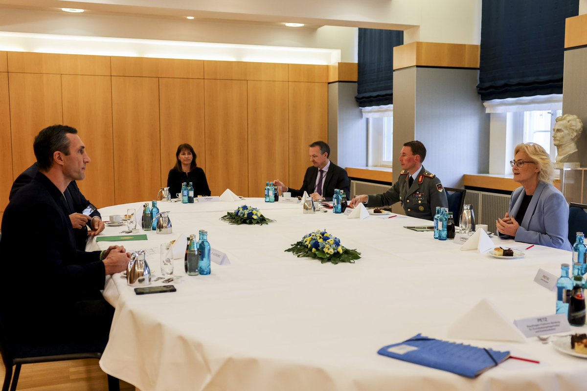 BMVg_Bundeswehr's tweet photo. Ласкаво просимо! Herzlich Willkommen!
Verteidigungsministerin Christine Lambrecht empfing heute Dr. Wladimir Klitschko für Gespräche über die aktuelle Lage in der #Ukraine. Wir unterstützen weiter, so lange es nötig ist. https://t.co/2WZqMWW3W6