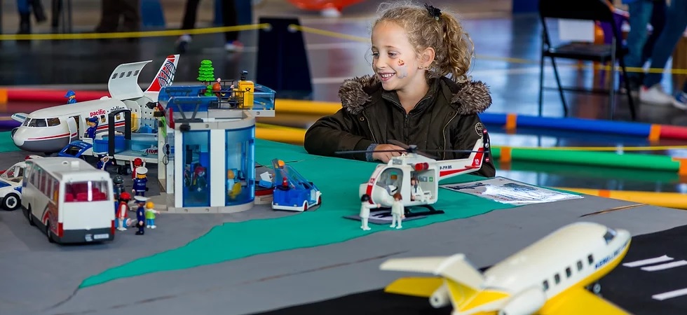 En partenariat avec "histoires de gosses", le retour de l'expo géante playmobil à l'espace air passion jusqu'au 6 novembre : 
musee-aviation-angers.fr/expo-playmobil