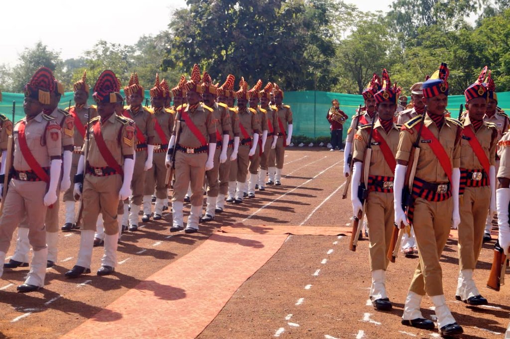 “पुलिस स्मृति दिवस' बिलासपुर संभाग के विभिन्न पुलिस इकाइयों द्वारा शहीदों को सलामी दी गई। शहीद के परिवारों से मिलकर शहीद के बलिदानों को याद कर नमन किए। #पुलिस_स्मृति_दिवस @CG_Police @IpsDangi @BilaspurDist @SanjayAlung @ChhattisgarhCMO @DPRChhattisgarh @BilasaC