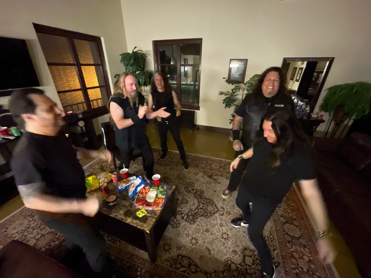 Don't break the circle! 👁 Our North American tour is over for now, but we've got a great South American run coming up in 2023! On sale dates vary, check it out at: bnds.us/lf689w

📸: Mama Tiff