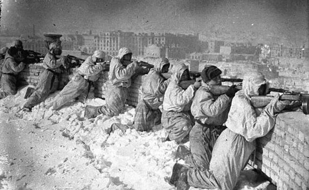 Ocak 1943, Stalingrad. Kamuflajları ve kar yığınları içinde çatıda siper almış Rus askerleri.