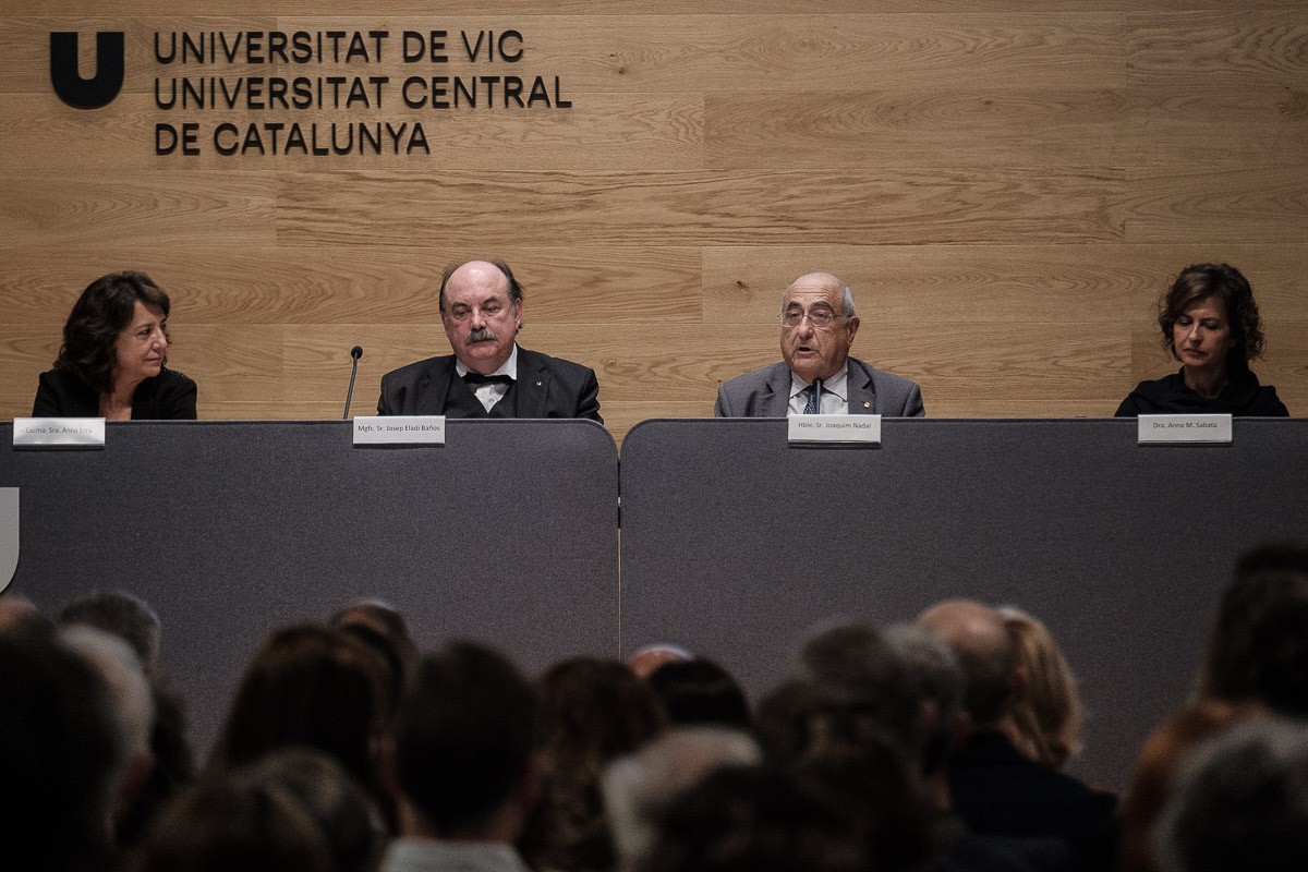 osona's tweet photo. 📸 Fotos | La @uvic_ucc inaugura el curs acadèmic estrenant el Paranimf; per @AdriaCostaRifa #flaixND #Osona https://t.co/65uZEECMD6 https://t.co/t7OcOM9sVH