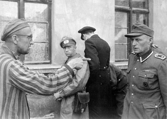 14 Eylül 1945, Buchenwald. Tahliye edilen toplama kampındaki bir Rus esir, tutsaklara çok kötü davranıp onları sürekli döven bir gardiyanı ifşa ederken.